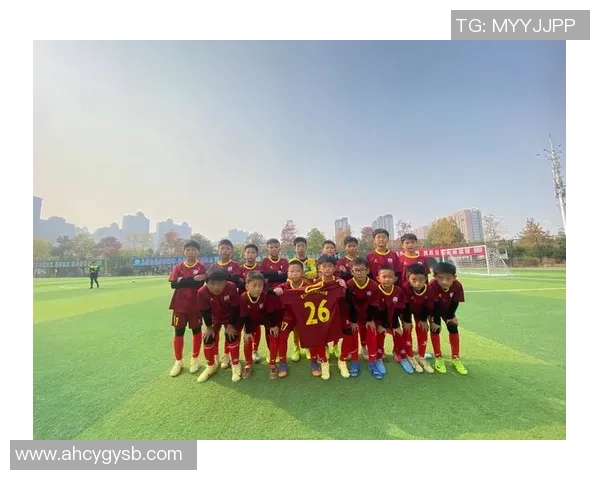 乔斯足球：探索足球世界的激情与梦想，点燃年轻人的运动热情与团队精神